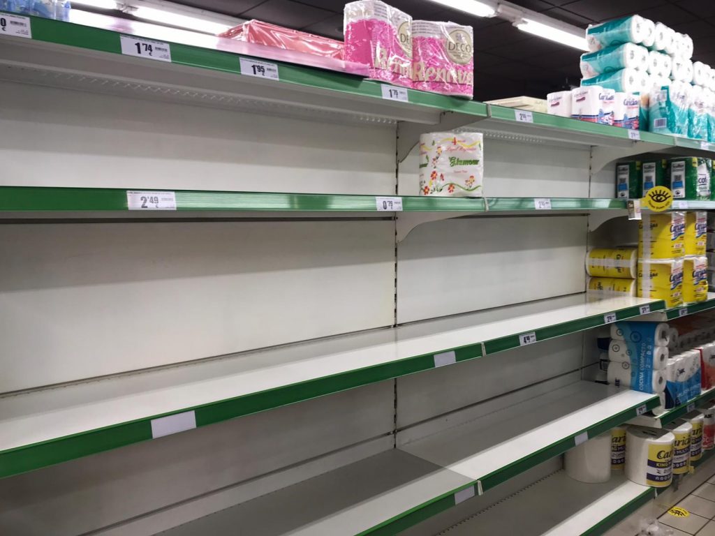 estanterias-vacias-de-papel-higienico-cuarentena-coronavirus